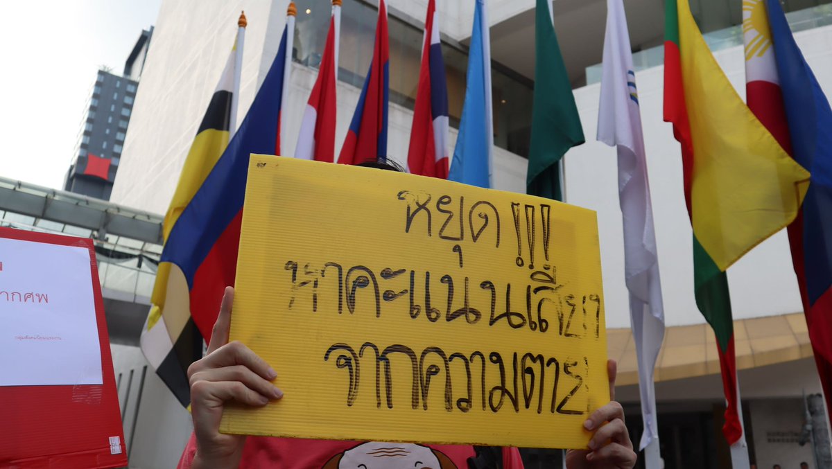 SolidarityColTH's tweet image. "STOP WAR NOW."

Groups of peace supporters gathered in Bangkok today (13 Dec 25), holding signs calling for an end to the war and mourning all those who lost their lives in the #Thailand #Cambodia border clashes.

#NoWarThaiCambodia