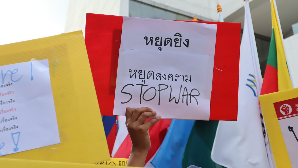 SolidarityColTH's tweet image. "STOP WAR NOW."

Groups of peace supporters gathered in Bangkok today (13 Dec 25), holding signs calling for an end to the war and mourning all those who lost their lives in the #Thailand #Cambodia border clashes.

#NoWarThaiCambodia