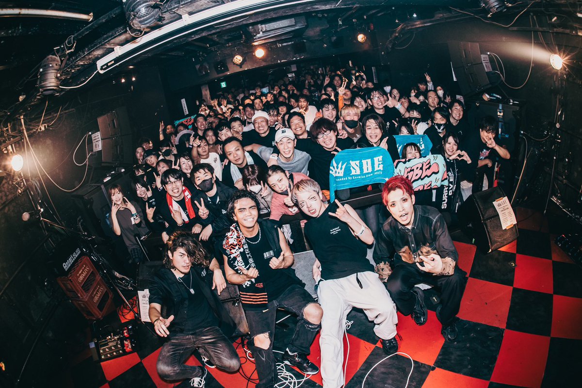 しっかし ちゃんと靴履いて行ったのに ライブ前半で両足靴が脱げ