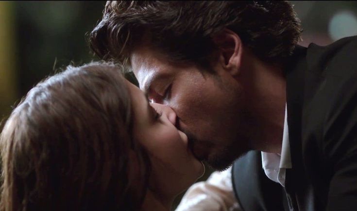 SRK paid Zero rupees for this kiss with anushka LMAO😭😭
