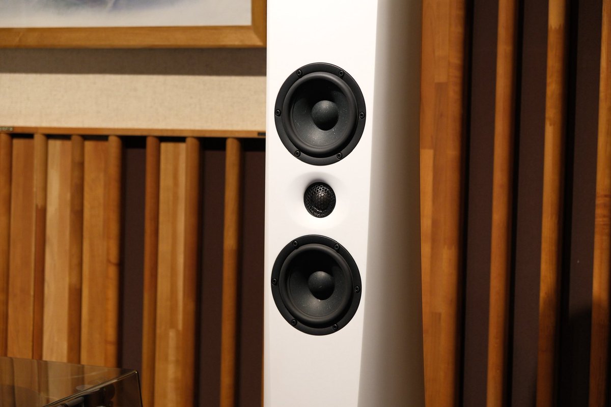 soundhunter1940's tweet photo. 【デモ機展示】
ArkGioia様より
estelon『AURA』をお借りしています!
スリムでありながら、底面に25cmウーファーを搭載。
豊かで力強い低域が楽しめるスピーカーです。
特徴的なデザインも魅力的!
ぜひお気軽にご試聴ください🙂
#estelon #AURA https://t.co/IG3HjdrsBe