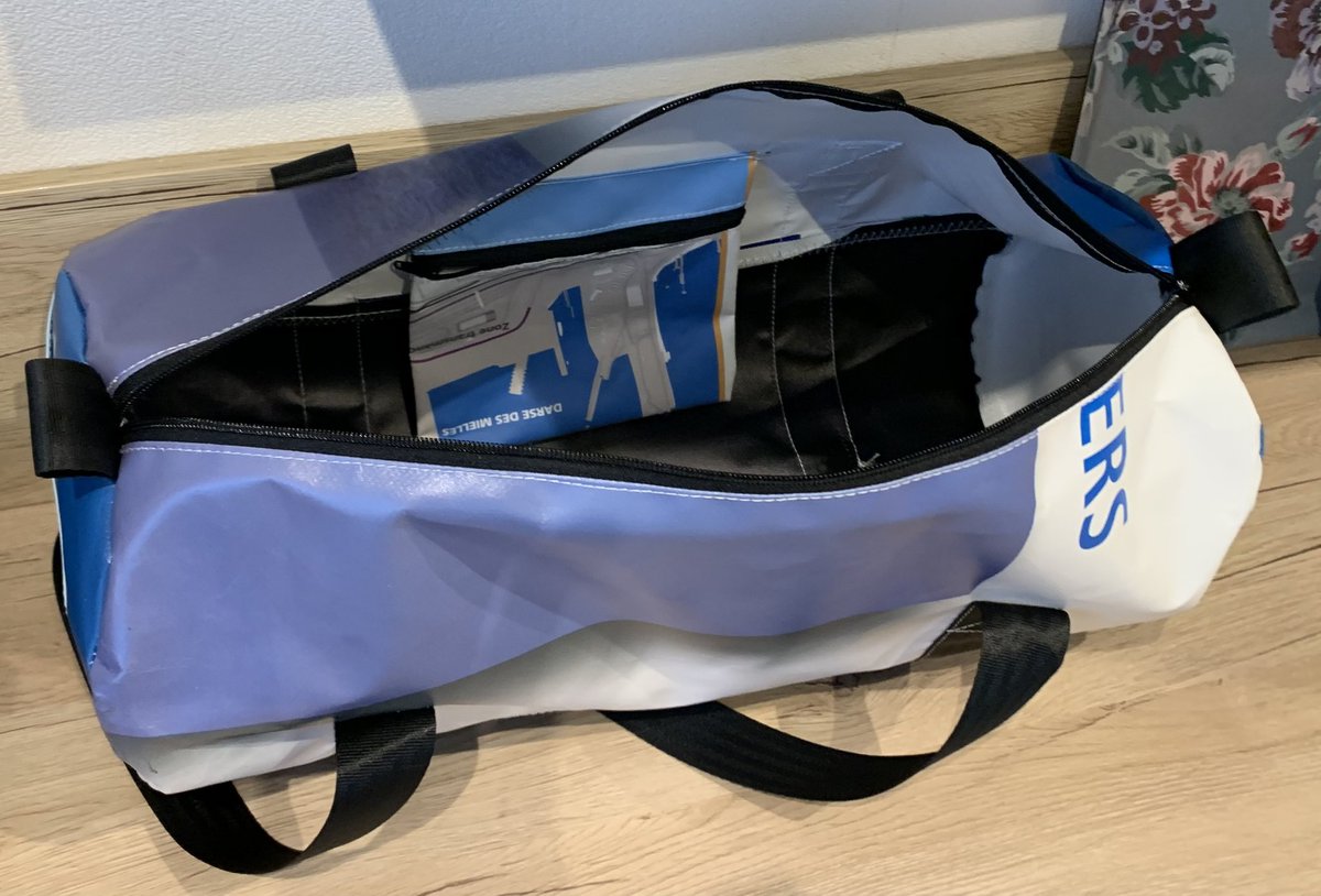 Rioflane's tweet photo. Cette année #PORTSDENORMANDIE mon employeur a confié à R’Bag qui a un partenariat avec l’ESAT des Tilleuls le recyclage d’anciennes bâches des 3 Ports Régionaux Normands. C’est incroyable et à priori inusable. La belle idée 😍

https://t.co/jG6fL49kDP https://t.co/IRbw7spArz