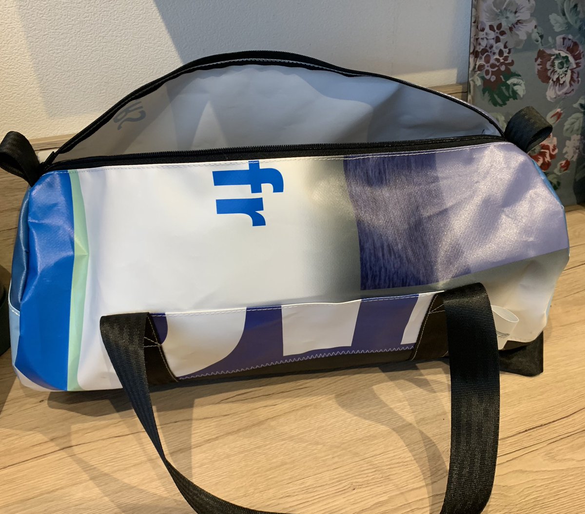 Rioflane's tweet photo. Cette année #PORTSDENORMANDIE mon employeur a confié à R’Bag qui a un partenariat avec l’ESAT des Tilleuls le recyclage d’anciennes bâches des 3 Ports Régionaux Normands. C’est incroyable et à priori inusable. La belle idée 😍

https://t.co/jG6fL49kDP https://t.co/IRbw7spArz