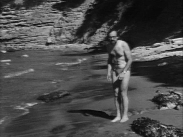 Docpierrot1's tweet photo. #Films2025 348- "Ma première brasse" (L.Moullet) ** Un moyen-métrage où l'on retrouve le goût de Moullet pour l'exploration farfelue d'une vie quotidienne (il décide d'apprendre à nager) qu'il filme comme une croisade absurde (déguisé en prophète à certain moment). https://t.co/RpDtMqARfp