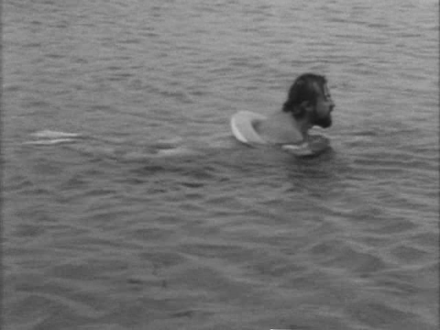 Docpierrot1's tweet photo. #Films2025 348- "Ma première brasse" (L.Moullet) ** Un moyen-métrage où l'on retrouve le goût de Moullet pour l'exploration farfelue d'une vie quotidienne (il décide d'apprendre à nager) qu'il filme comme une croisade absurde (déguisé en prophète à certain moment). https://t.co/RpDtMqARfp