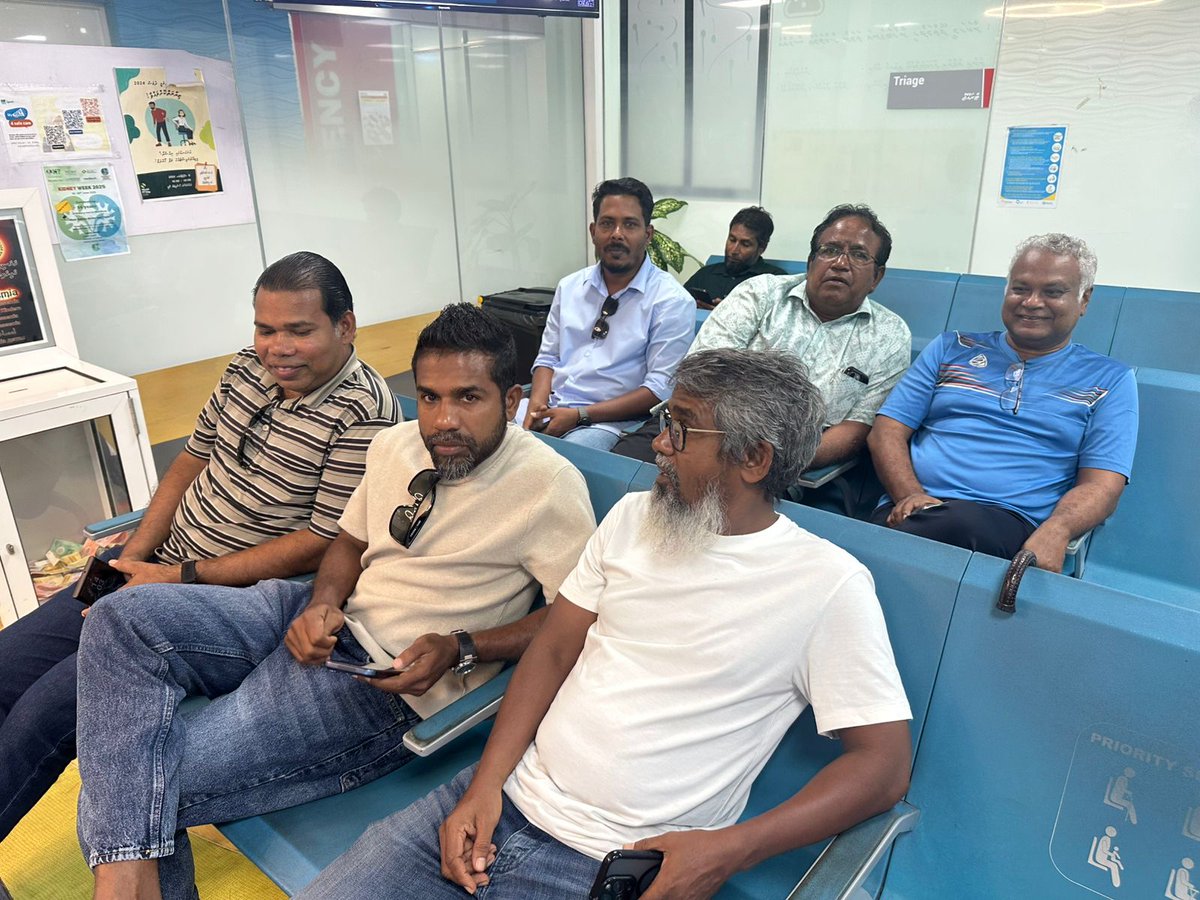 fathimath_lai's tweet photo. ކެންދޫ ދާއިރާގެ މެންބަރު މައުރޫފް ޒާހިރު (@MateyZakir) އައިޖީއެމްއެްޗައި ބާއްވާފައި ވާތީ، މޭޔަރު @adamazim އައިޖީއެމްއެޗްގައި 

⁦#FreeMateyNow⁩
⁦#FreeBKMUProtestors⁩
⁦#MasverinMinivanKurey https://t.co/YZbP5DvpIu