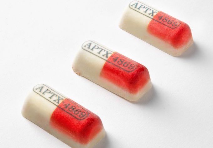 CNP___boxoffice's tweet photo. 【あの薬が現実に!?】

APTX-4869風チョコレートが発売中🍫

💊9回若返れて2500円は格安！
💊ホワイトチョコ+サクパフで超美味い
💊パッケージには黒ずくめの組織も

詳しくは▶︎https://t.co/tS2AvazUnN

#PR
#��探偵コナン https://t.co/K89kpIGPXL