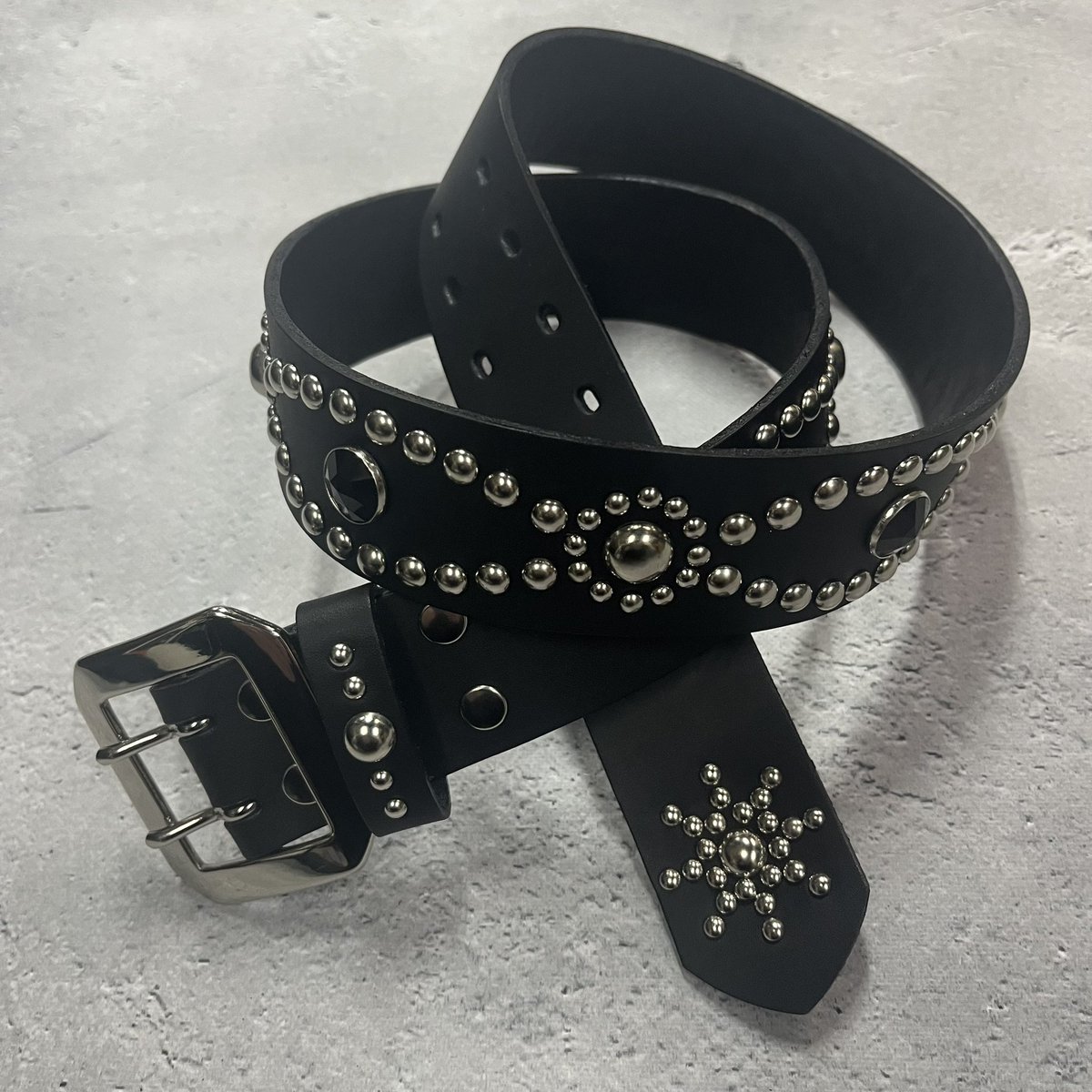 お客様オーダーの革幅40ミリの定番スタッズベルトです。レザー、ライン