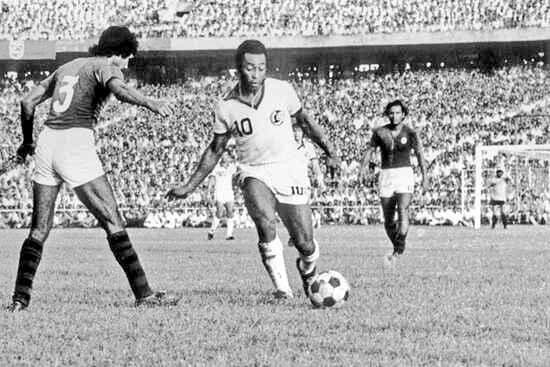 IndiaHistorypic's tweet photo. 1977 :: Pele Playing Against Mohun Bagan In  Calcutta https://t.co/K2df33nBDF