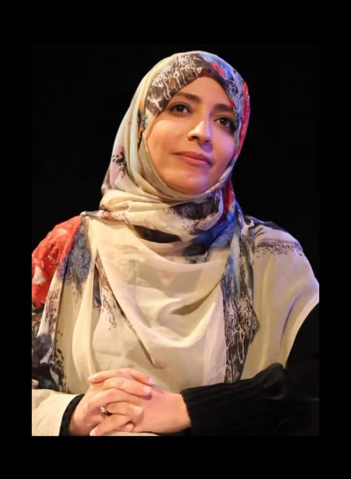 Nobel Barış Ödülü sahibi #TawakkulKarman, gazeteciler tarafından giydiği başörtüsünün akıl ve eğitim seviyesi ile orantılı olmadığı yönünde eleştiriler aldı.
O da cevap verdi:
"İnsan ilk zamanlarda neredeyse çıplaktı ve zekası geliştikçe kıyafet giymeye başladı. Bugün olduğum ve