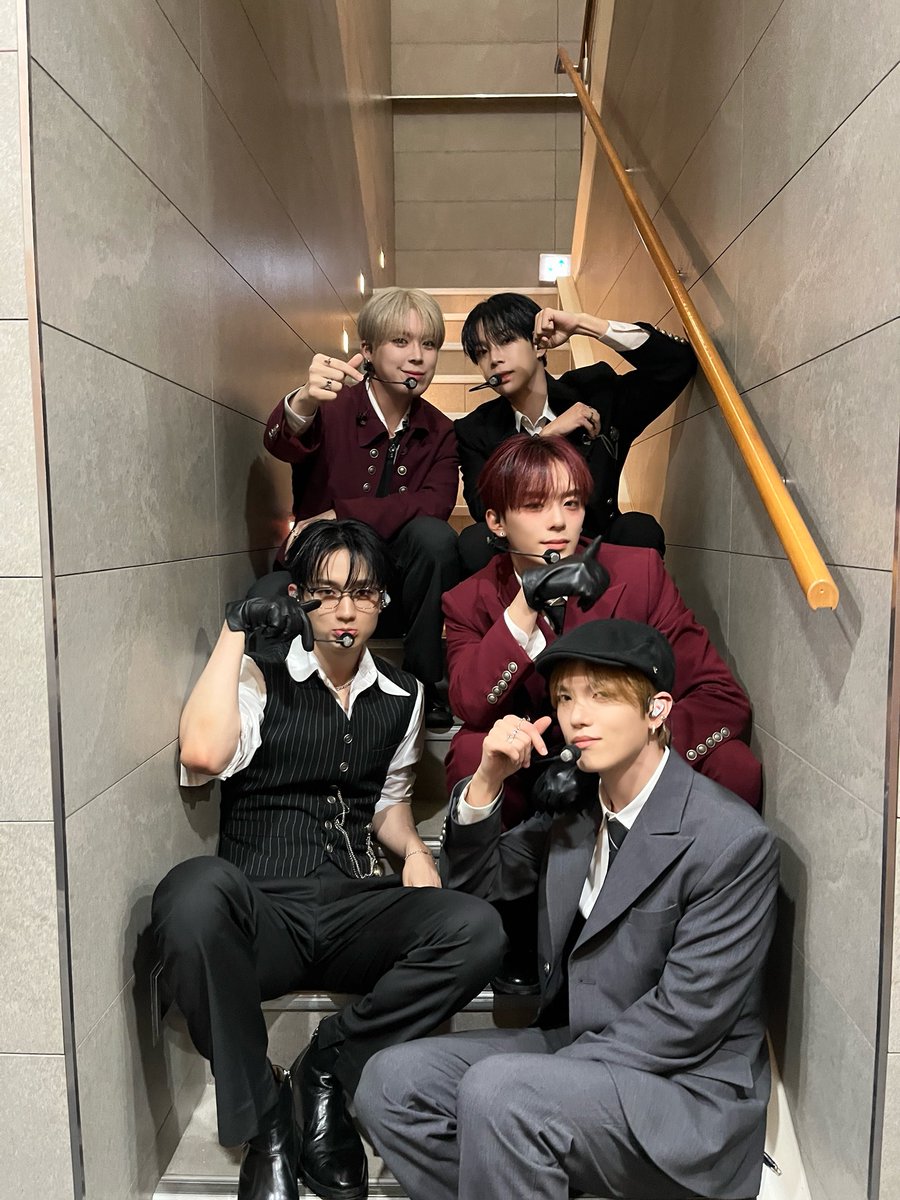 verikangmin's tweet image. Red from head to toe (quite literally) to celebrate our first win yesterday on music bank! It was kinda a pity, like Gyehyeon hyung said, since it wasn't broadcasted soooo we said hi on YouTube live! You can always revisit us, Verrers! Music Core was soooo fun! MCing with Liyu!