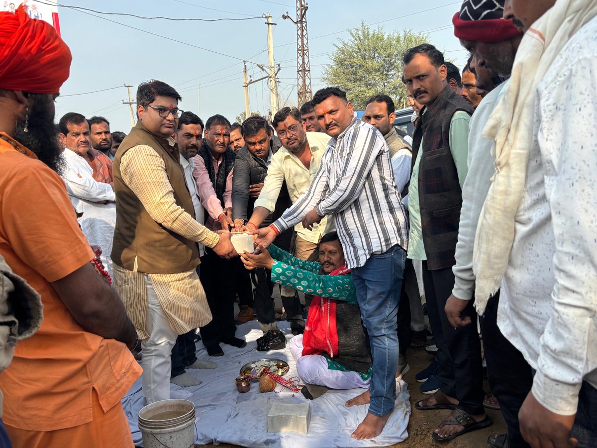 📍कुम्हेर कस्बा  

आज 1.49 करोड़ रुपये की राशि से स्वीकृत, पुलिस थाना से नदबई मोड़ तिराहे तक इंटरलॉकिंग टाईल्स निर्माण कार्य का शिलान्यास किया। 

#शैलेश_आपके_साथ #Kumher