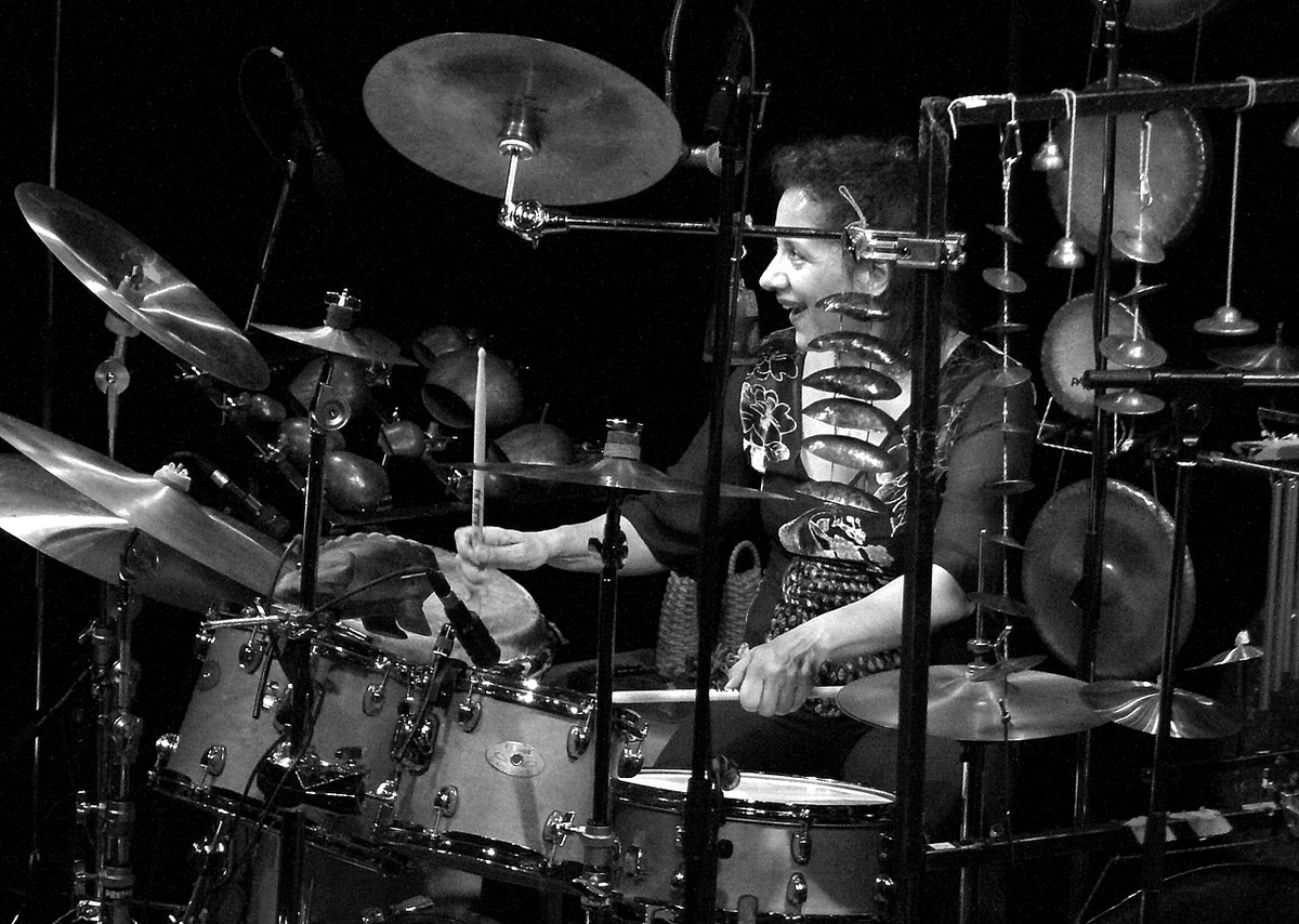 Beklenmedik anlarda müziğiyle ve tavırlarıyla yüzümde gülümsemelere yol açan müthiş bir müzisyendi Marilyn Mazur... Huzur içinde yatsın. RIP Marilyn Mazur