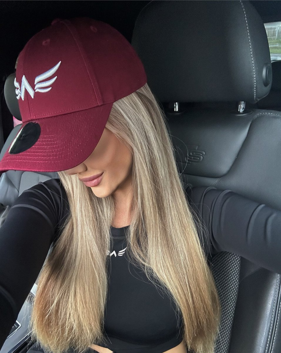 evcawolfCZ's tweet image. late GM legends💋 happy weekend!