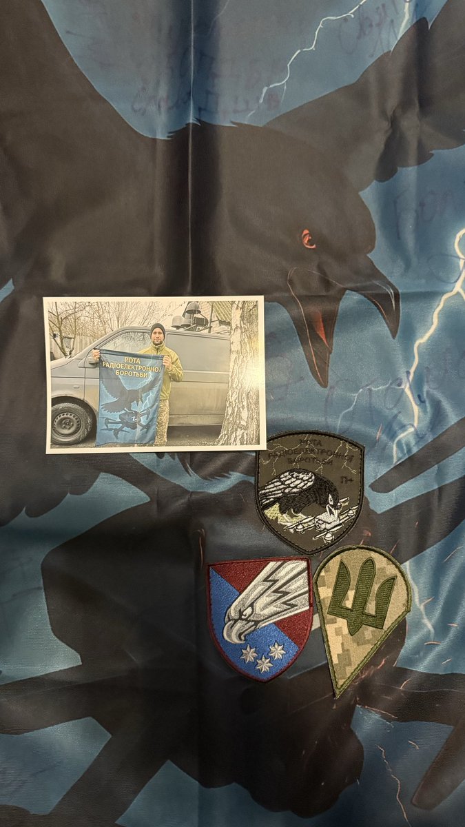 Brothers&amp;sisters! 💙💛
Fellas🙏💙💛! 🇺🇦

Up for 2 day auction, ends 15 December (Monday), 21:00 Kyiv time. 

Awesome cool banner from radio electronic warfare company of the 25th Separate Airborne Brigade "Sicheslav" with photo card and patches set.

Starts at 50 usd. Shipping 10