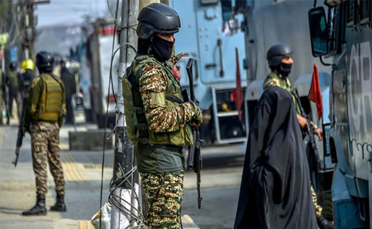 GulistanNewsTV's tweet image. Jammu and Kashmir Police, in coordination with other security agencies, have launched a massive crackdown against Over Ground Workers (OGWs)
#JKPolice #SecurityOperations #OGWs #JammuKashmir 
gulistannewstv.com/security-force…