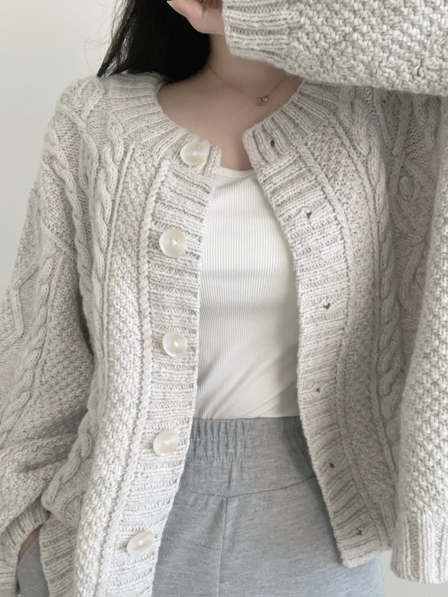 디테일이 가득한 가디건

#라레스프레임가디건