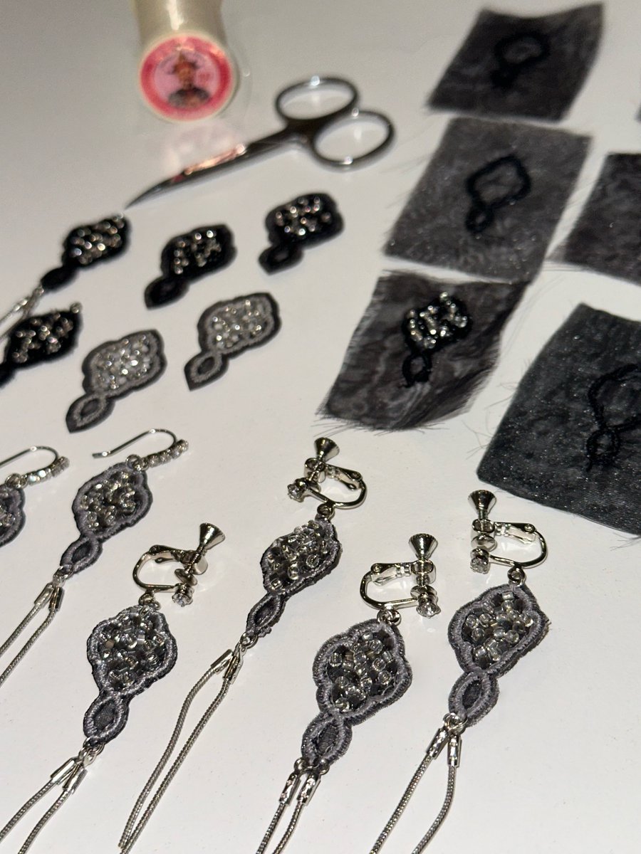 12月18日（木）からのオンライン小物販売では、こちらのタイルピアス