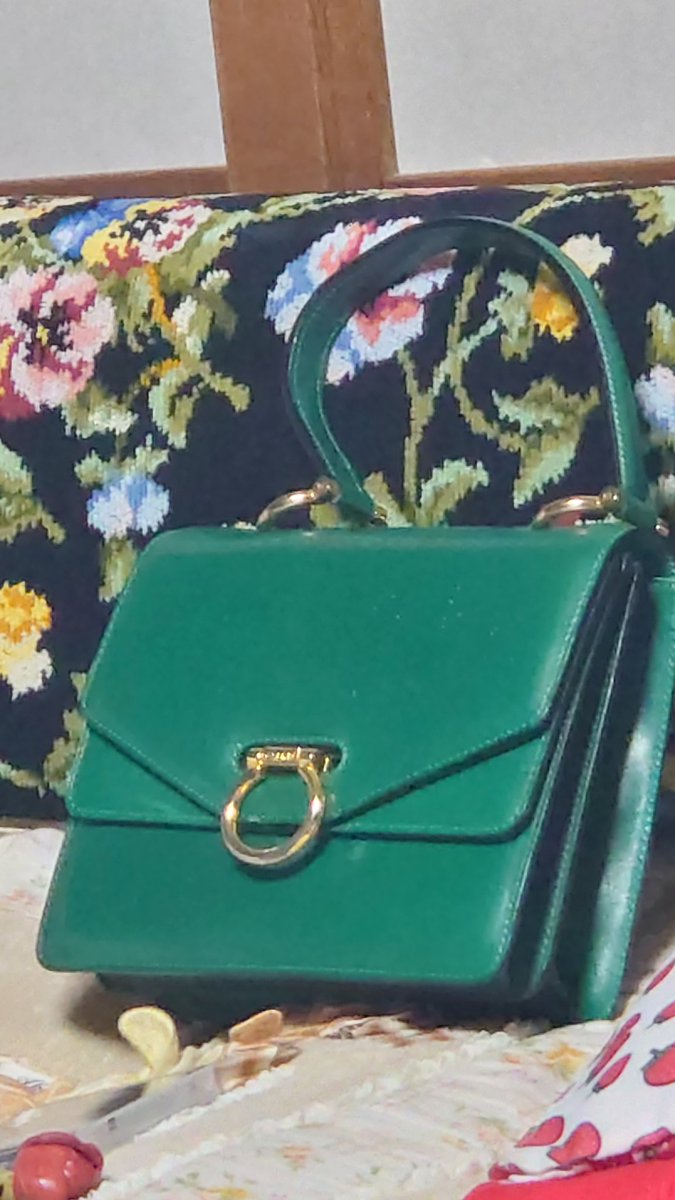 love74839239's tweet image. テレビ📺️は #コナン
明日からの準備してたら
#FunFunFun💚

迷ってるぅ～👗👖👚
☂️？どうなのょ

人生初💚🦁推し X'mas Dinner show
決まってるのは鞄だけ😁
演歌第七世代卒業コンサート以来の
出番です💚😉レトロ
昔から緑好きだったかも😆