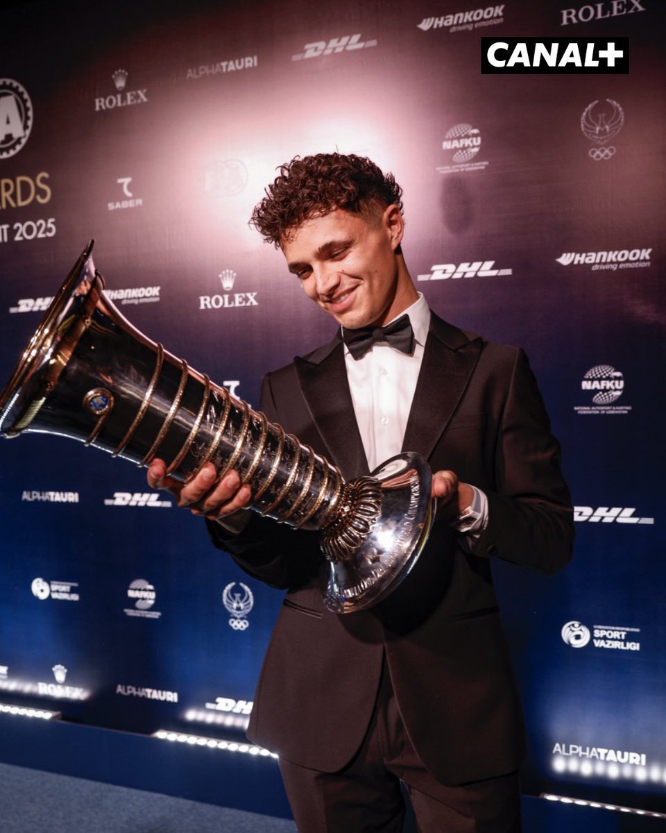 CanalplusF1's tweet image. Lando Norris et son trophée de CHAMPION DU MONDE 🏆✨
