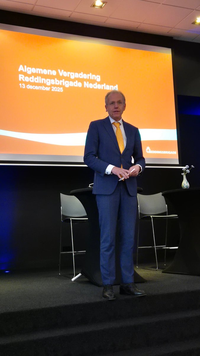 De Algemene Vergadering van Reddingsbrigade Nederland in Nijkerk is geopend door de voorzitter Leendert de Lange.