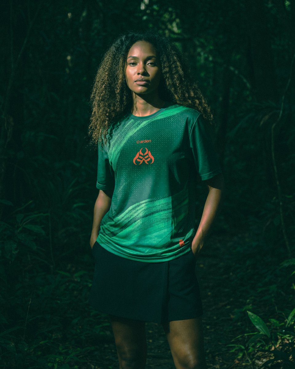 On continue de vous dévoiler nos designs en stock.
Col, manches, finitions : tout est personnalisable ! 👽