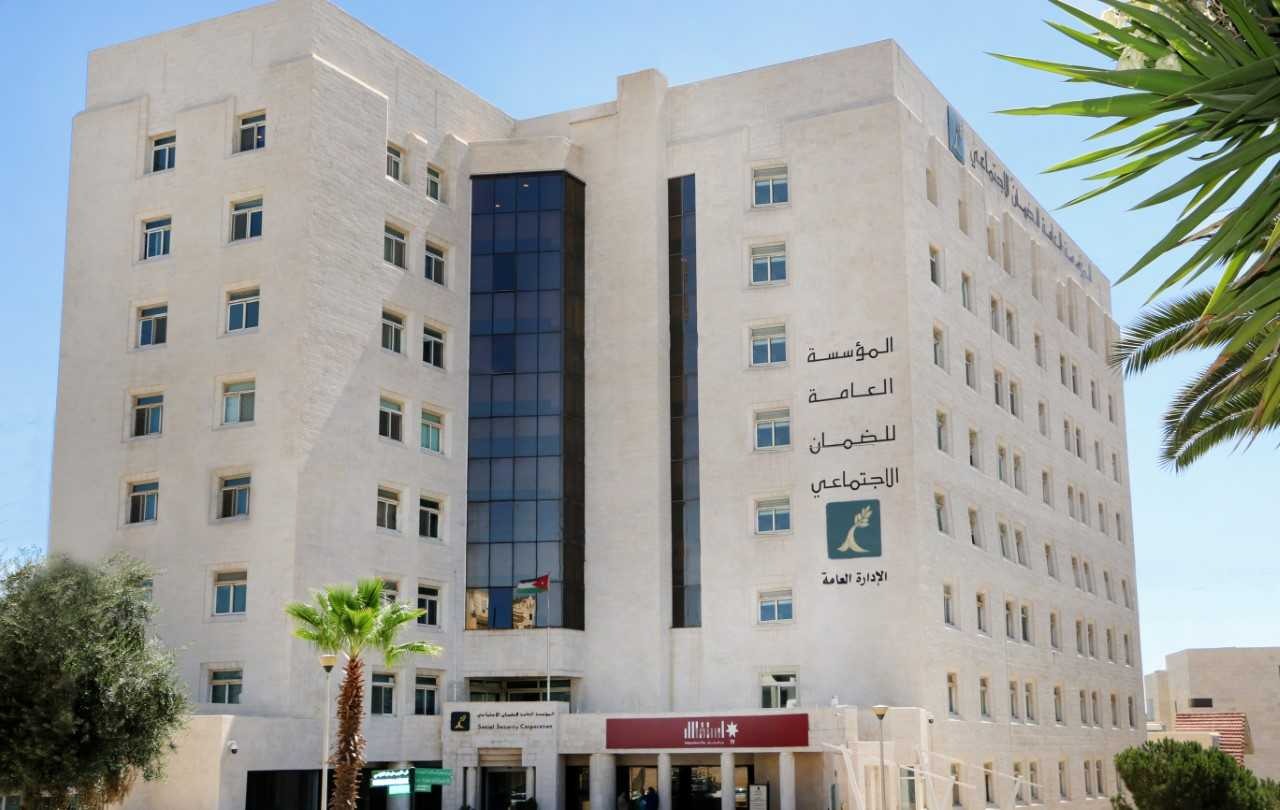 الضمان الاجتماعي يعلن نتائج الدراسة الاكتوارية الحادية عشرة ويطلق حوارًا وطنيًا مع المجلس الاقتصادي الاجتماعي حول تعديلات قانون الضمان - الإعلان عن نتائج الدراسة الاكتوارية الحادية عشرة التي تُجرى كل ثلاث سنوات بموجب المادة (18) من قانون الضمان الاجتماعي، بهدف تقييم مركزها المالي واستمرار استدامتها التأمينية على المدى الطويل. الدراسات الاكتوارية تُعدّ من أهم الأدوات التحليلية التي تُستخدم لتوقّع واستشراف مستقبل الوضع المالي والاكتواري لصناديق الحماية الاجتماعية.. الدراسة تُظهر أن الوضع المالي للمؤسسة آمن ومستقر وقائم على أسس قوية تُمكّنها من الوفاء بجميع التزاماتها تجاه المشتركين والمتقاعدين، اعتمادًا على إيرادات الاشتراكات والعوائد الاستثمارية والأصول.. المؤسسة تؤكد أهمية تعزيز الاستقرار المالي لضمان قدرتها على تغطية التزاماتها المستقبلية دون 