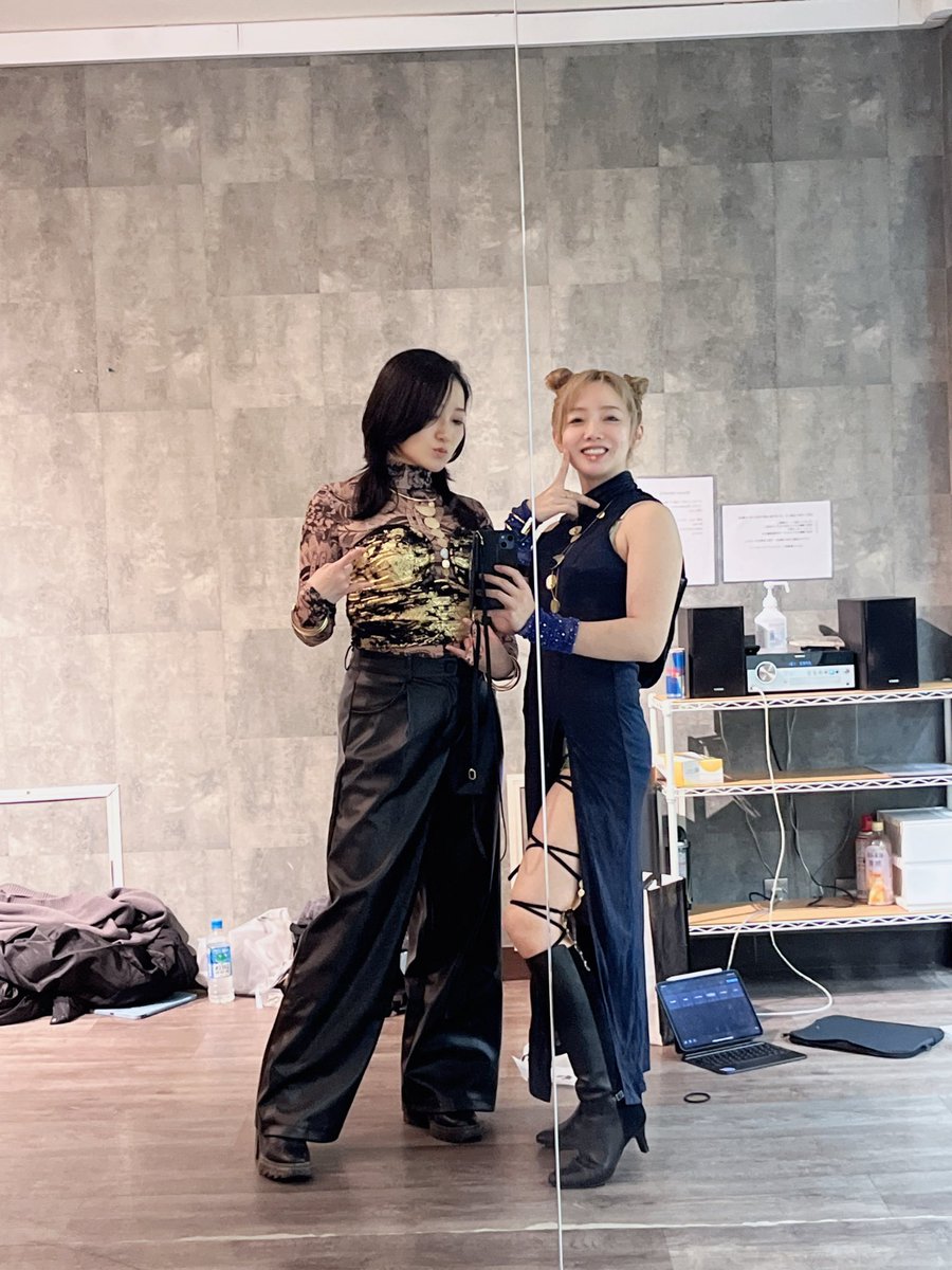 明日の衣装みてください