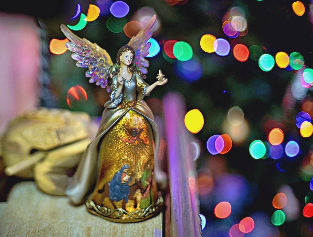 PEKHTography's tweet image. Wings wide in the bokeh storm. 
She holds the stillness we forgot to keep 🕊️💫 
Every blurred light used to be a prayer we rushed past.
#Christmas #ChristmasDecor #ChristmasAngel #MagicMoments