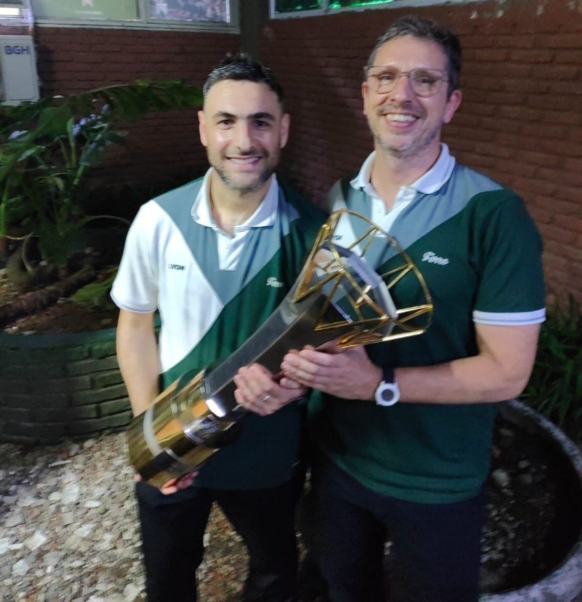 #Basquet 🏀 Los padres de la criatura, <a href="/fedetrico9/">Fede Fernández</a> y <a href="/EzequielVallet/">Ezequiel Vallet</a> con la Copa de la <a href="/LSbaloncesto/">Liga Sudamericana</a> 🏆⭐️🇳🇬
#VamosVerde! 💚🚂