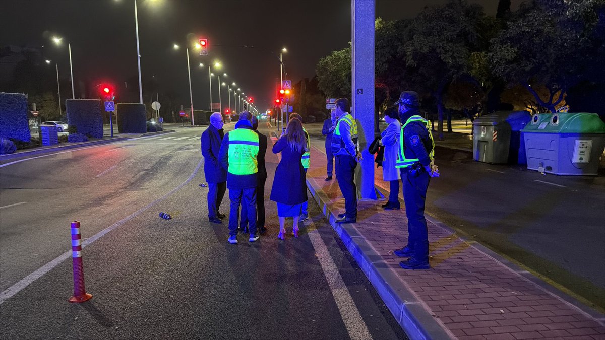 AytoMurcia's tweet photo. Técnicos de Aguas de Murcia trabajan desde anoche en la zona para detectar el origen de la incidencia y restablecer la normalidad lo antes posible.

https://t.co/yoR0WnrCGF https://t.co/MGXc3C2KgR