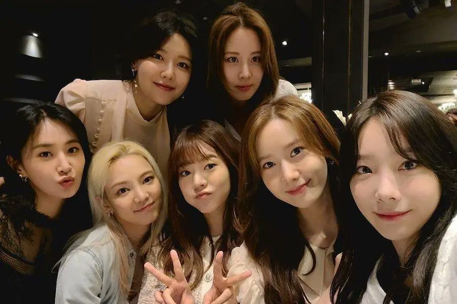 SONE_H_'s tweet photo. SNSD at the their table during Tiff's wedding https://t.co/7GmSQ5TUro