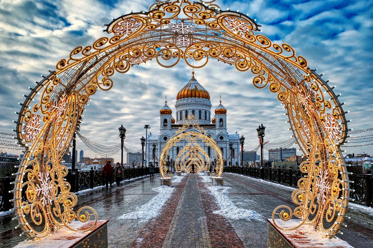 PEKHTography's tweet photo. Moscow’s Arch of Light isn't just decoration, it's the official high-score gate for Christmas vibes.
The gold arch opens the way, but the true prize is the monumental peace waiting beyond. 👑✨
#Travel #CathedralOfChristTheSavior #MoscowWinter #FairytaleAesthetic https://t.co/CAwrpAbjg7