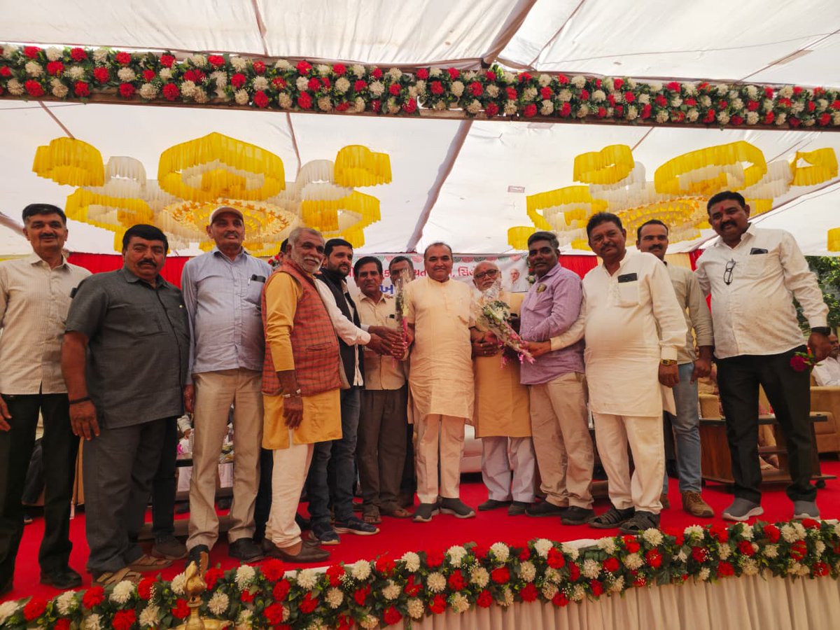 BRBaraiyaBJP's tweet photo. આજરોજ સિહોર ખાતે સિહોર તાલુકા પંચાયત કચેરીનું ખાતમુહૂર્ત કર્યું.

ભાવનગર જિલ્લા ભાજપ અધ્યક્ષ શ્રી દિગ્વિજયસિંહ ગોહિલ, ભાવનગર જિલ્લા પંચાયત પ્રમુખ શ્રીમતી રૈયાબેન મીયાણી તેમજ આગેવાનો અને હોદ્દેદારોની વિશેષ ઉપસ્થિતીમાં ખાતમુહૂર્ત કરવામાં આવ્યું.

#shihor https://t.co/pXT8f4doDl