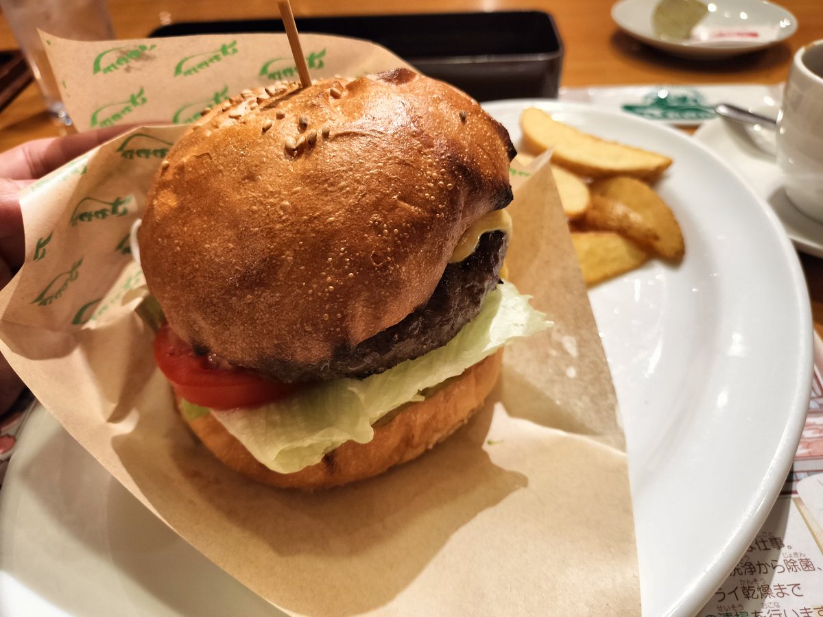 ryosuke_hat's tweet image. チーズバーガー 食べて出てきたら雨