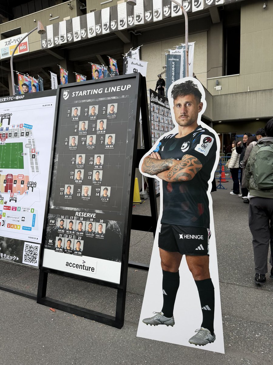 momen's tweet image. 息子とブラックラムズvsサンゴリアス戦観てきました
応援団長のメエ羊山さんと写真撮ってもらってとても嬉しかったです🙌