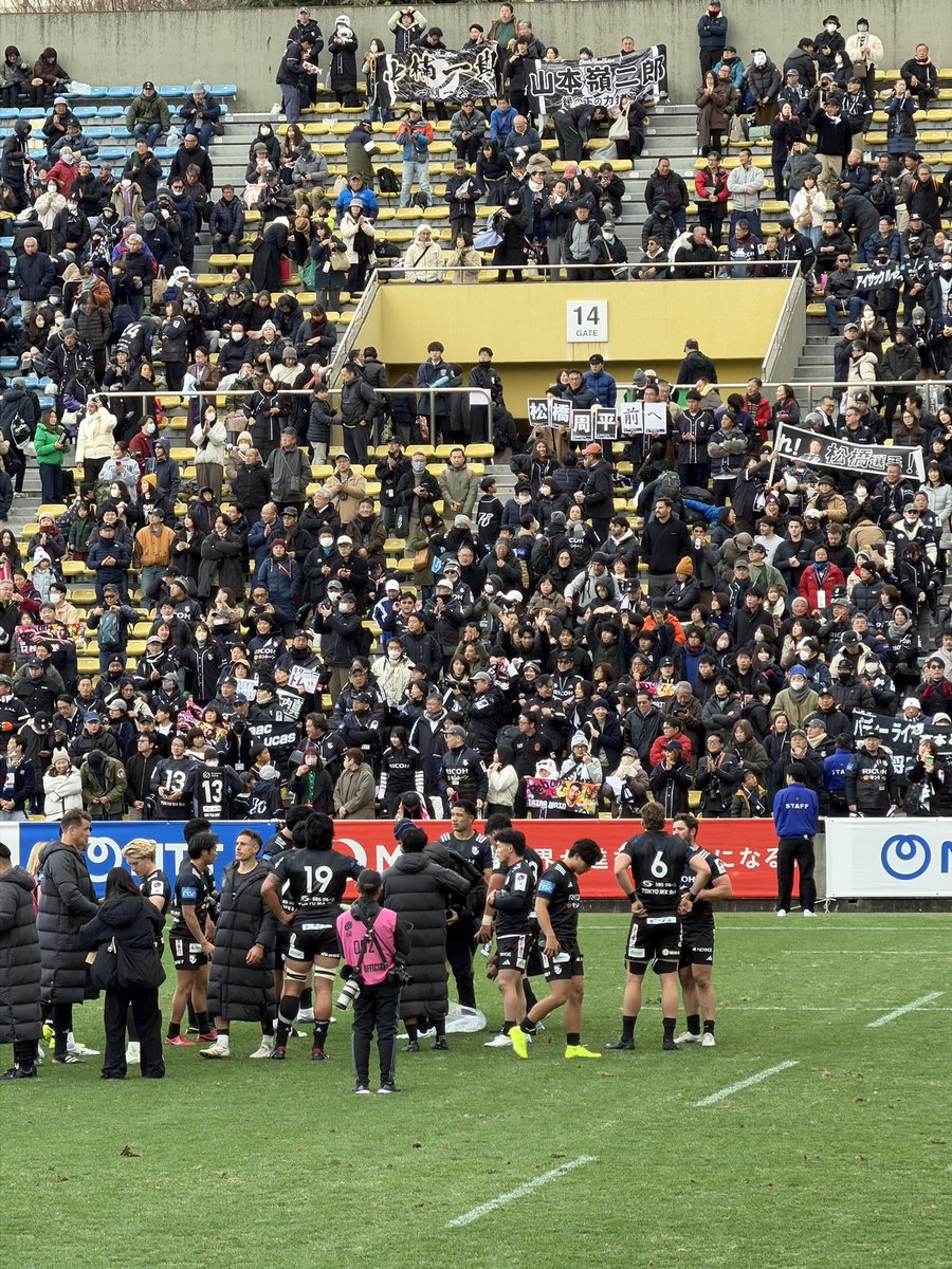 momen's tweet image. 息子とブラックラムズvsサンゴリアス戦観てきました
応援団長のメエ羊山さんと写真撮ってもらってとても嬉しかったです🙌