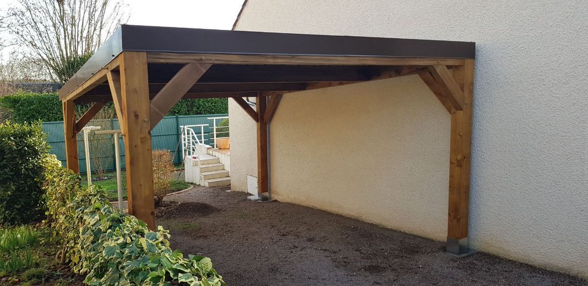 KitBoisCom's tweet photo. Comment profiter d'une zone de passage le long de la maison pour couvrir un véhicule ? Voici une solution efficace en image. Structure sur poteaux et bac acier. Intégration impeccable. 

Bravo à notre équipe Espace Bois France de Bourges !

Encore un client fier d'avoir signé ! https://t.co/fGthLk3eFC