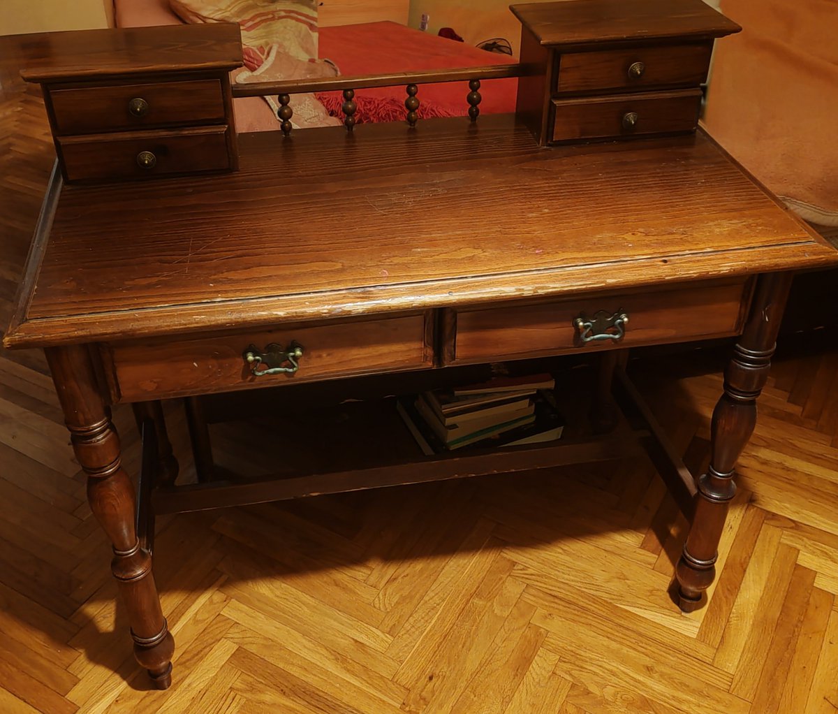 Ovo je stočić koji mi je jako drag, a budući da je pretrpeo sve i svašta potreban mu je mali fejslifting, pa je moje pitanje da li znamo/imamo preporuku za nekoga ko se bavi time- ne kompletna restauracija, samo skidanje ove stare farbe?
Baš bi mi značio RT, hvala 🤗❤️