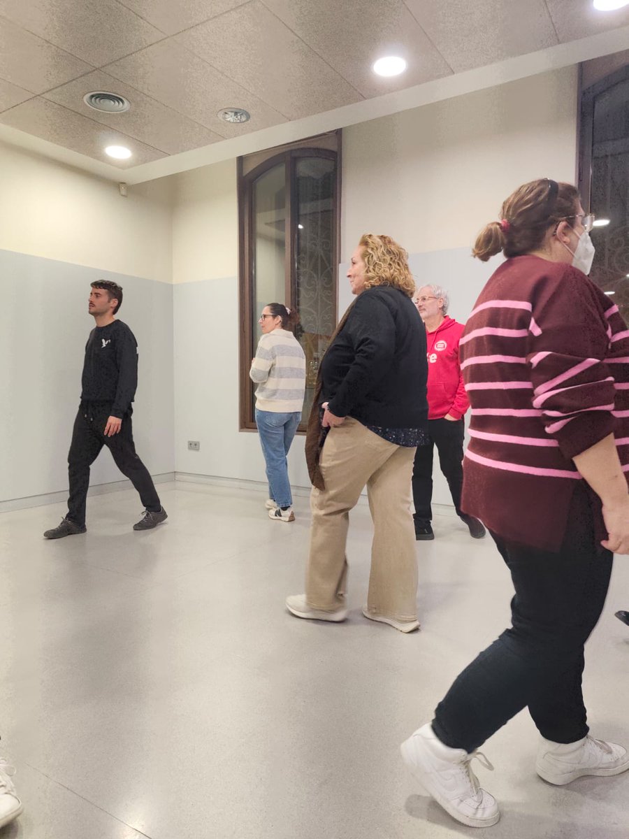 Vam gaudir d'un tastet teatral a Torre Mena on el veïnatge va viure la seva màgia. El teatre és un motor de cohesió comunitària, a través seu, es reforça la identitat del barri i es creen vincles emocionals. Art i comunitat per transformar espais! Gràcies Cia Bosc Escènic 🎭❤️