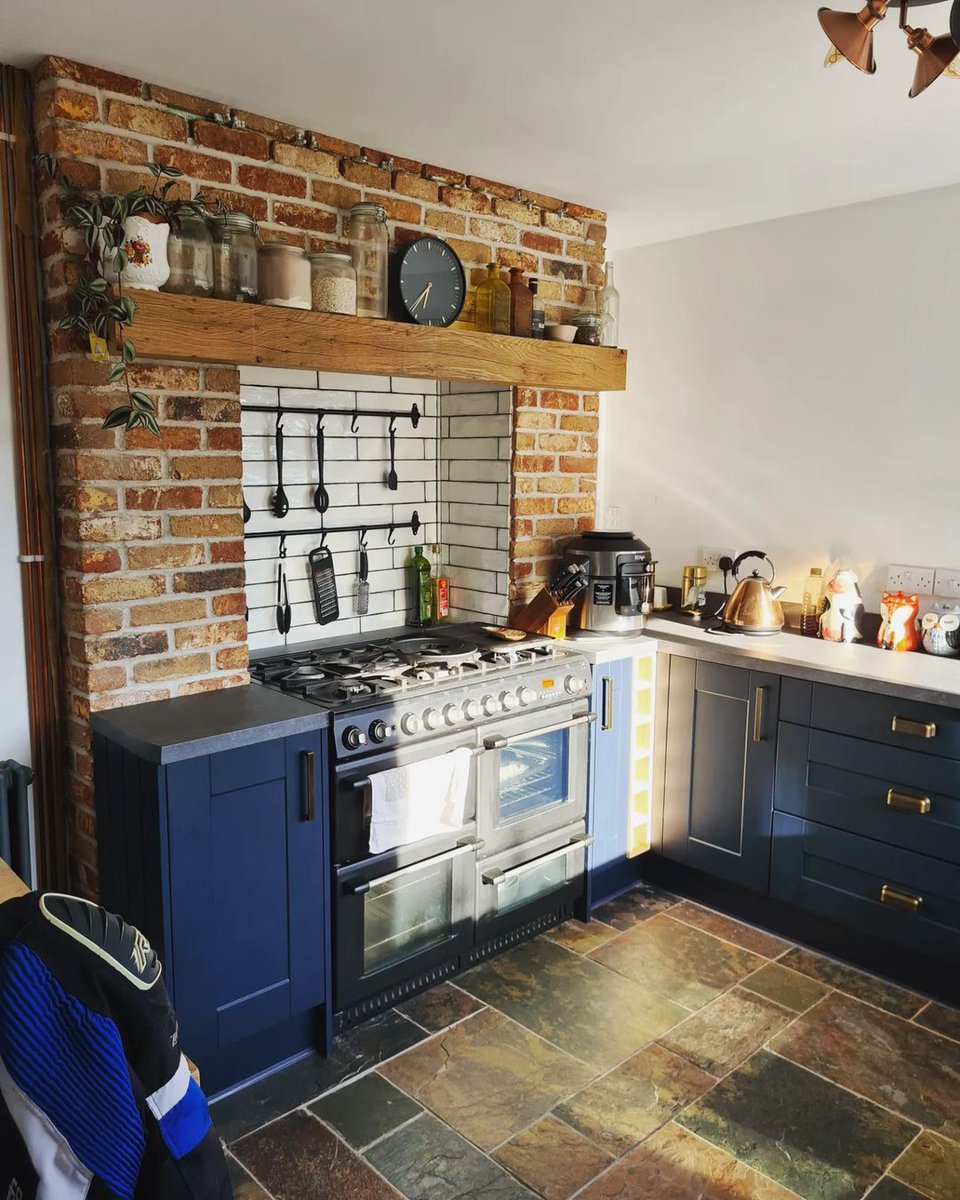 brickslipsuk's tweet image. Bringing you @rhys_hannahslittlehome for this kitchen range install! Well done guys, Looks great!
#industrialdesign #kitchendesign #kitchenislanddesign #interiordesign #industriallighting #kitchendesign #kitchenisland #kitchensofinstagram #brickslips