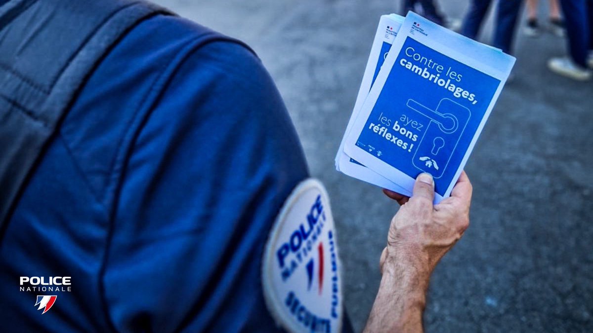 PoliceNat95's tweet image. #Conseil | 🎄 Vacances de fin d’année = logements souvent inoccupés.  
Partez l’esprit tranquille : inscrivez-vous à l’Opération Tranquillité Vacances !  
👮‍♂️ @PoliceNat95 veille sur votre domicile en votre absence.  
➡️ Info &amp;amp; inscription sur #MaSécurité
#OTV #Prévention