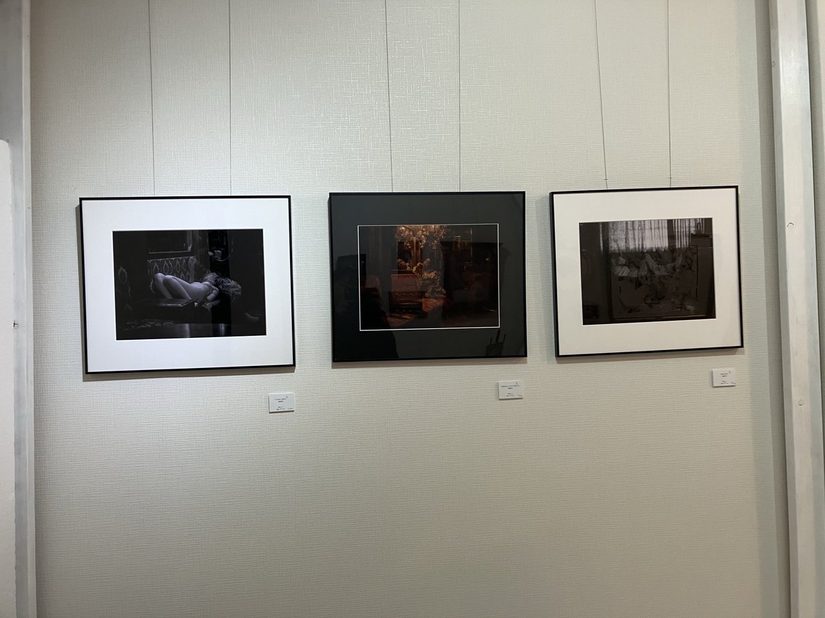 atcolle's tweet photo. Gallery HRNで開催中の「赤い砂時計」グループ展。赤い砂時計をテーマに、7名の作家が作品を展示しています。それぞれの表現する世界観が共鳴し、時とともに変化していく思いや視点が感じられるような展示でした。12/14まで。（成） https://t.co/jyImwCRzXK