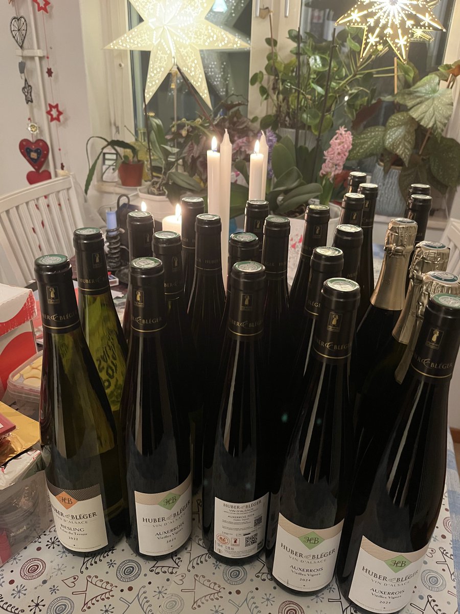 beduin01's tweet image. Det blir lite extra julstämning när man får hem en laddning goda viner från ⁦@Terroirviner⁩ - nu rasar det på mot Jul. Ha det bra i julstöket vänner