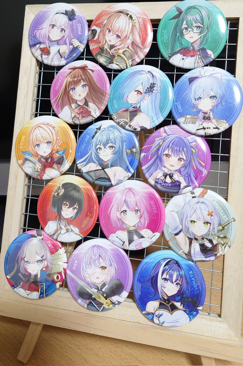 缶バッジ、こんな感じで立て掛けたりしてたけど、ちょうど最近、専用の