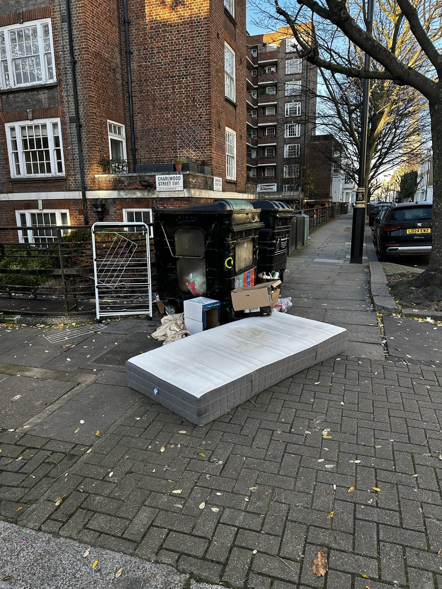 pitt_ford's tweet image. Life under Westminster Labour’s locked bins scheme. They have forgotten that the bins are there for residents and paid for by residents.
