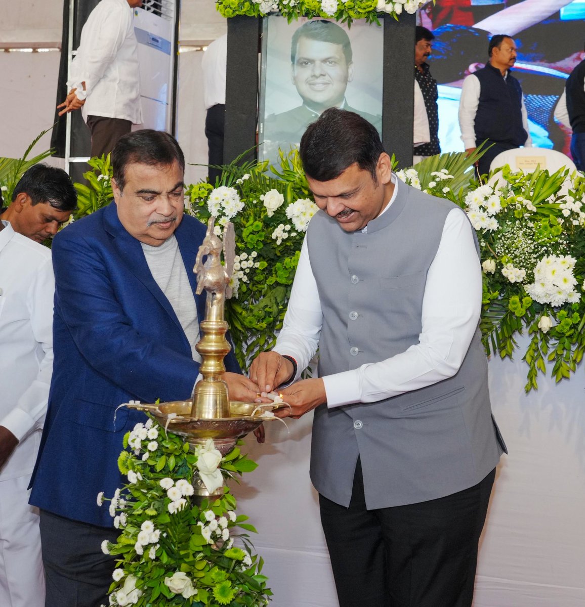 CMOMaharashtra's tweet photo. #Maharashtra #DevendraFadnavis #LeaseDistribution https://t.co/O56WevhYrm