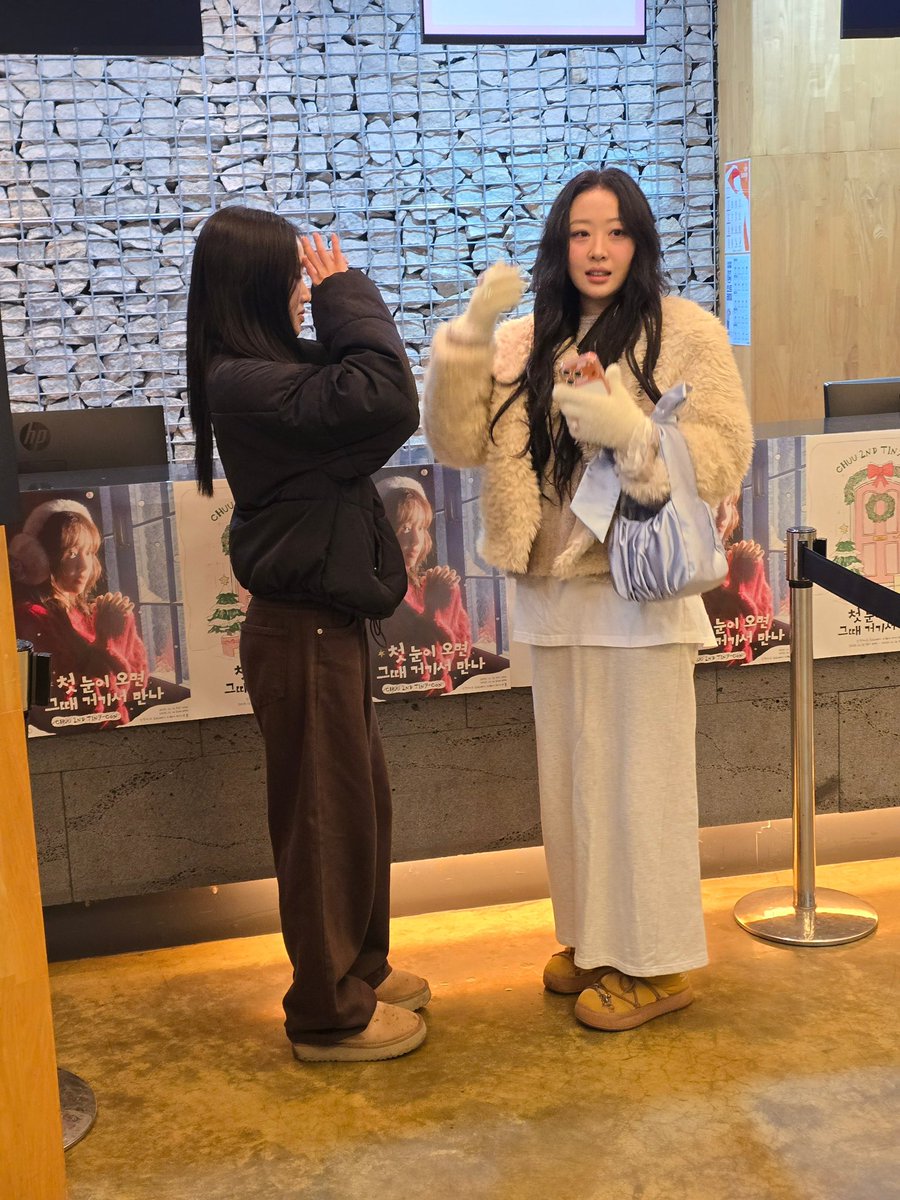 yvesupport's tweet photo. Yves and Go Won attended Chuu’s 2nd Tiny-Con together

#YVES #이브 https://t.co/UpNlq5b3vz