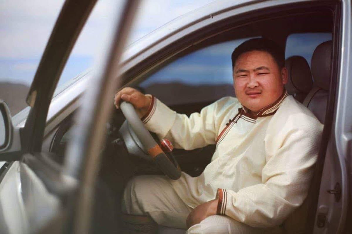 Нүдэн дээр олигархи болсон Уран, Уул уурхай эсэргүүцдэг энэ Отгонбаатарыг бас ТЕГ шалга!

Тэр нэг бөхөд 12 жил өгсөн байсан. Энэ ижил зүйл ангиар шалгуулах хүн шдээ! 

Энэ хаанаас санхүүждэг юм. Гаднаас уу? Жэнкогоос уу Оюун-Эрдэнээс үү?! 

ТЕГ шалга!