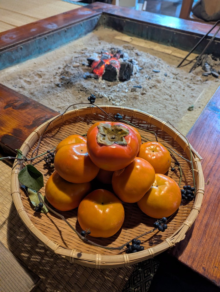 【コス注意】※なかのひと出てる
今日胃痛によりかなりの重役出勤だったんですが（ゴミカス）⛰️田家合わせしてもらった上に誕生日お祝いしてもらいました！！🥰❤️❤️お借りした場所の方にもお誕生日ということで柿を頂いたり、ほんと皆何から何までありがとうございます果報者です　祭壇かわいい